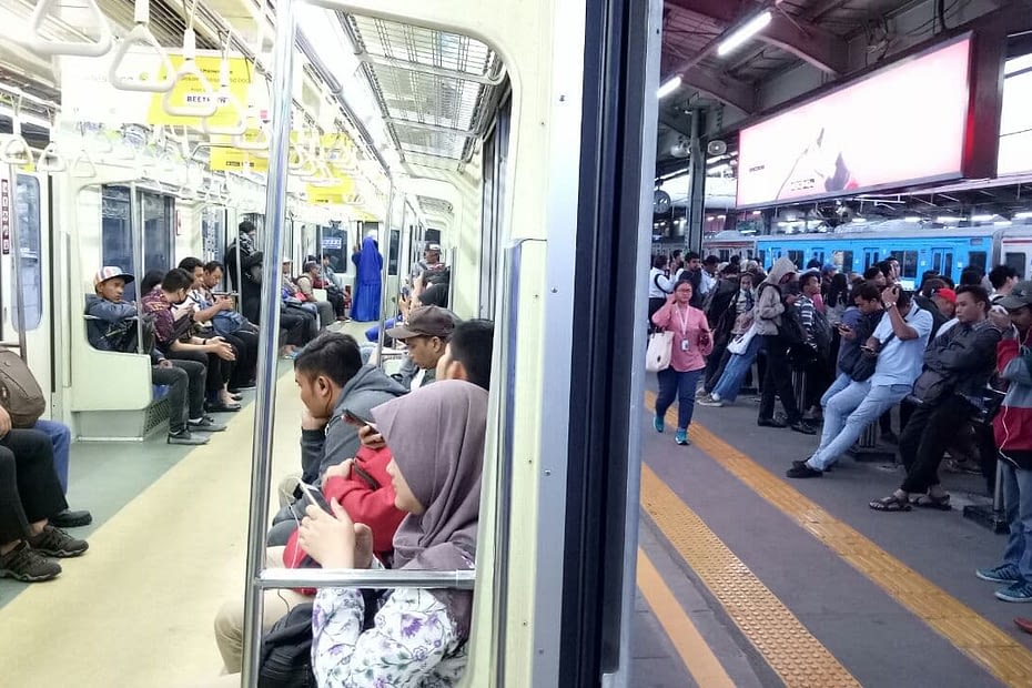 Penumpang KRL di Stasiun Tanah Abang, Jakarta. LEBIHDALAM/Rendy A. Diningrat
