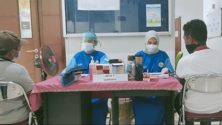 Petugas medis di meja registrasi vaksinasi COVID-19 di Cikini, Jakarta. Daqim Aqsold