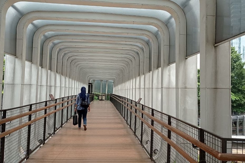 Foto sampul: Jembatan penyeberangan orang di Jl. Jend. Sudirman, Jakarta. LEBIH DALAM/ Rendy A. Diningrat