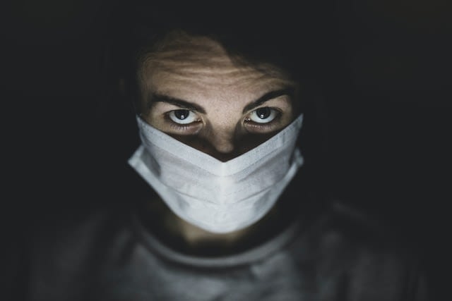 Foto sampul: Seorang wanita menggunakan masker bedah untuk menangkal virus COVID-19. UNSPLASH/ Engin Akyurt.